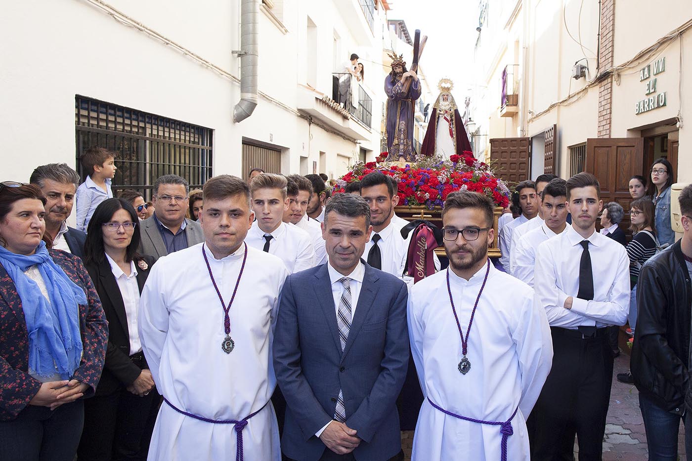 El alcalde asiste a la salida procesional de la Asociación Juvenil Cristo de las Tres Caídas y María Santísima del Sol